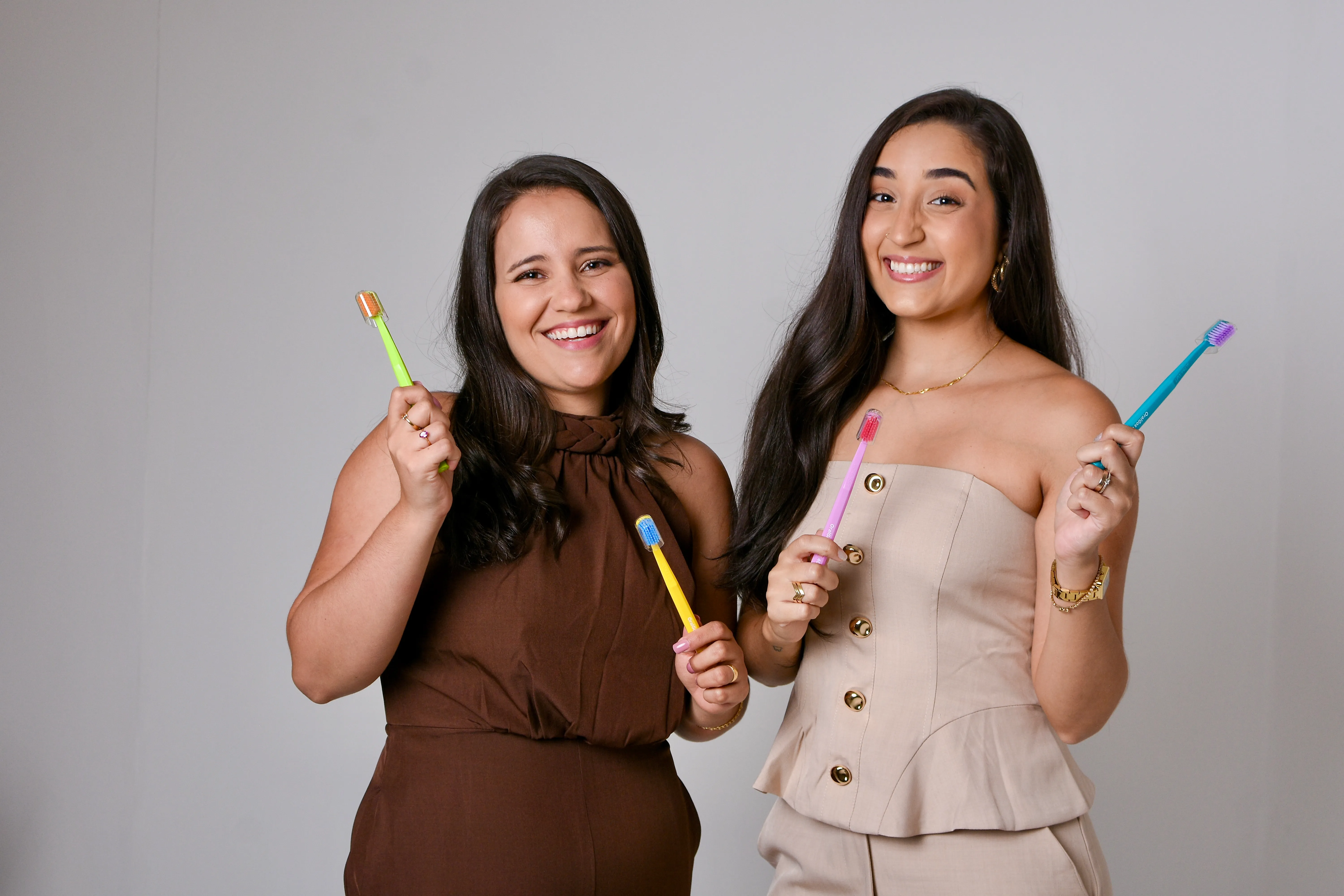 As dentistas da Hame segurando escovas de dente